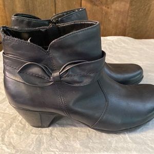 Servas women’s ankle boot